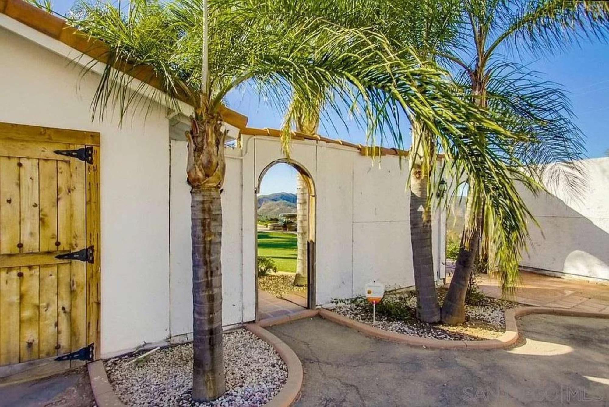 Private Home On 10 Acres - Heated Salt Pool & Jacuzzi, Mountain & City Views, Horseshoes, Basketball, Bbq, Golf Putting, Foosball, Croquet, Bose Stereo, White Cotton Bedding - Hilltop Hacienda, Pool Heat Optional Jamul Exterior photo